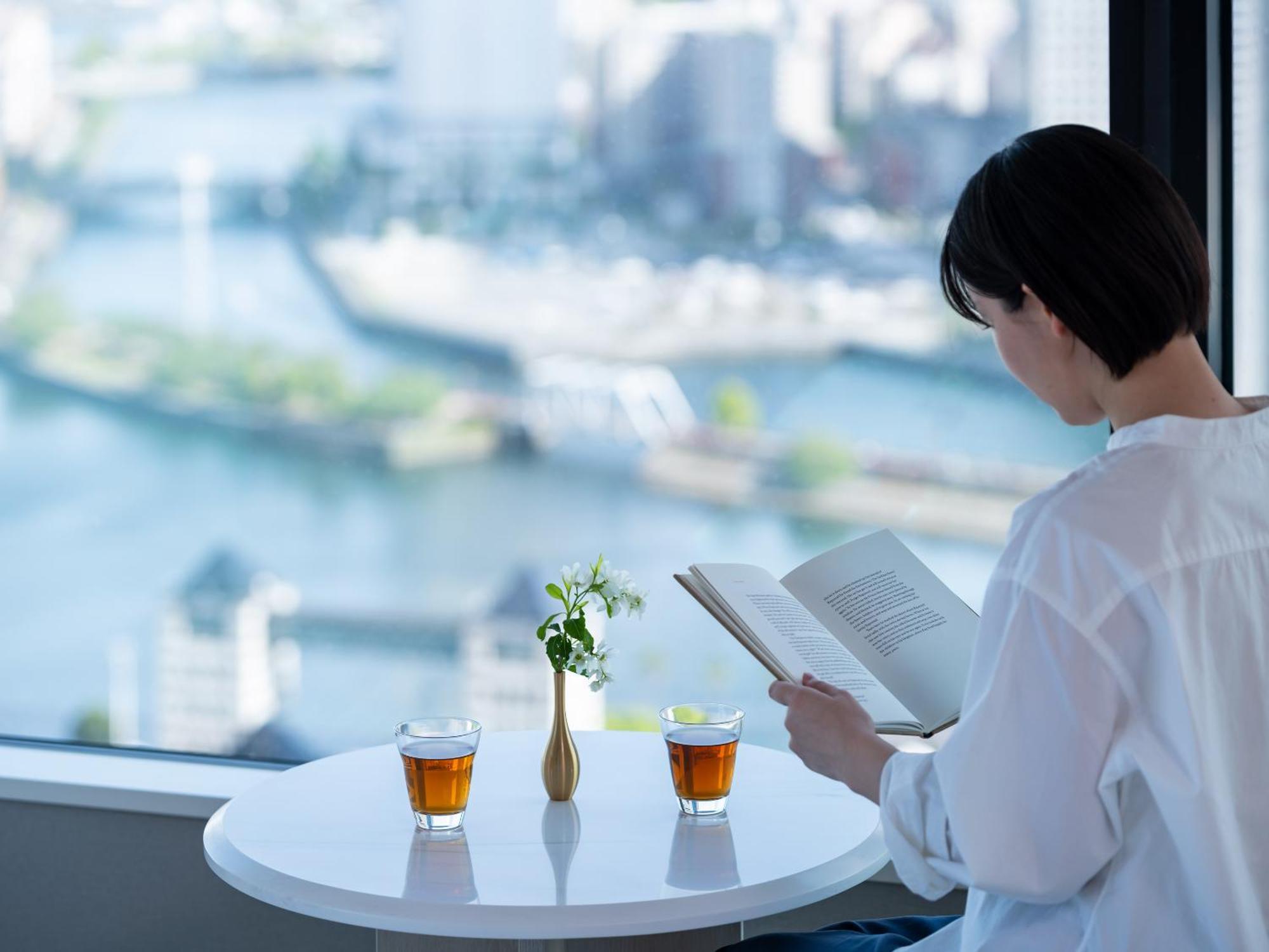Mitsui Garden Hotel Yokohama Minatomirai Premier Dış mekan fotoğraf A woman reading a book