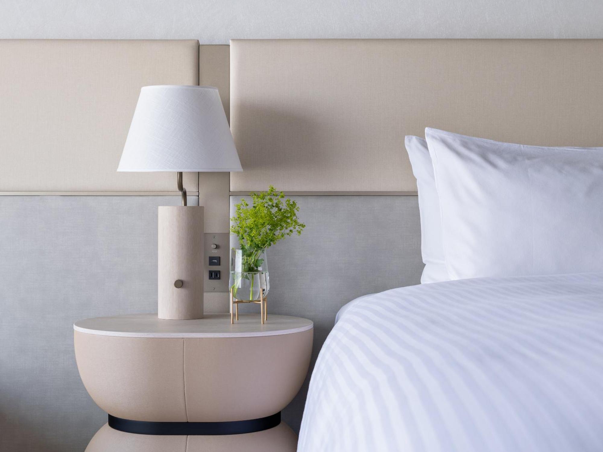 Mitsui Garden Hotel Yokohama Minatomirai Premier Dış mekan fotoğraf A bedside table
