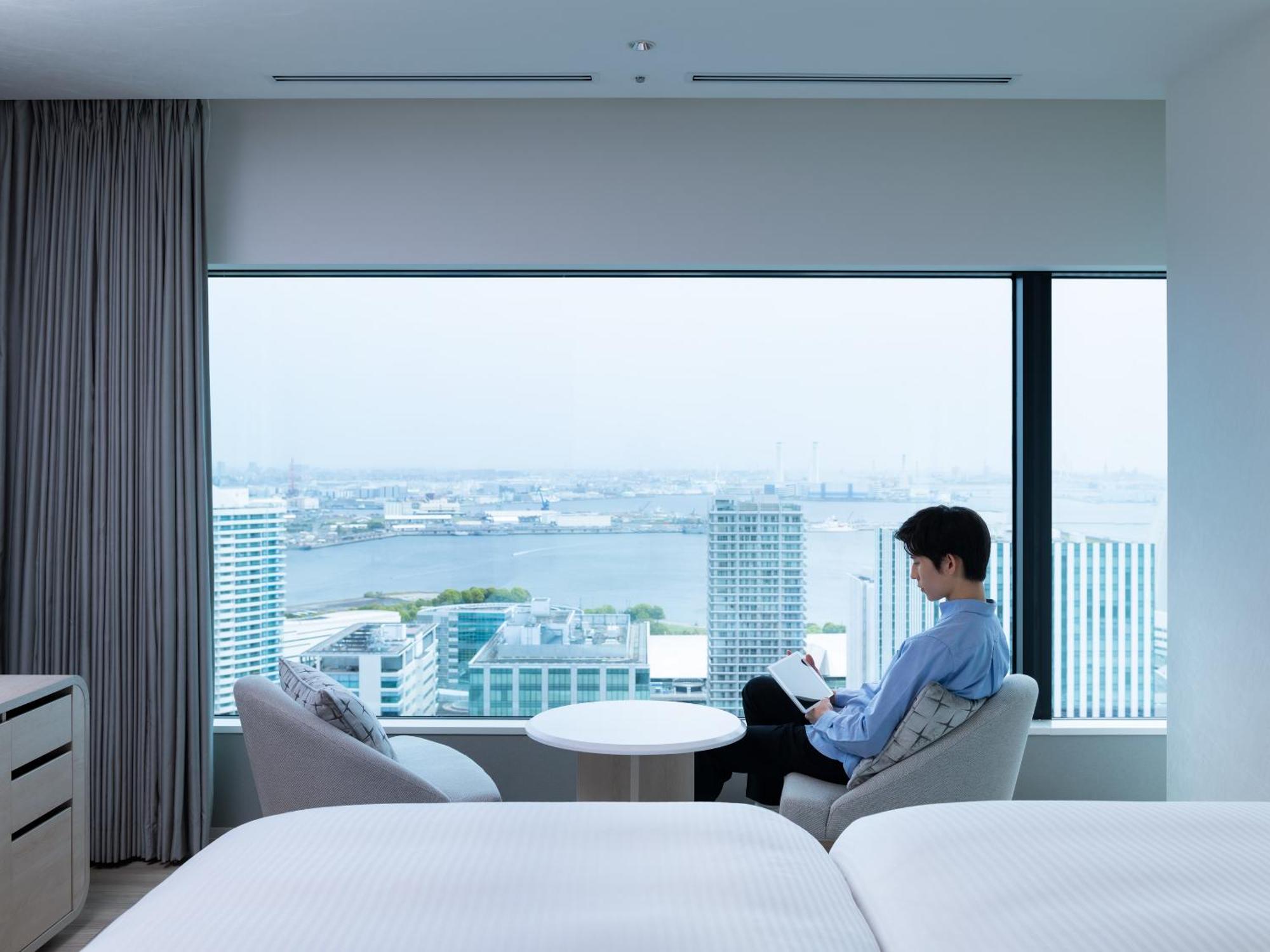 Mitsui Garden Hotel Yokohama Minatomirai Premier Dış mekan fotoğraf A guest room at the hotel