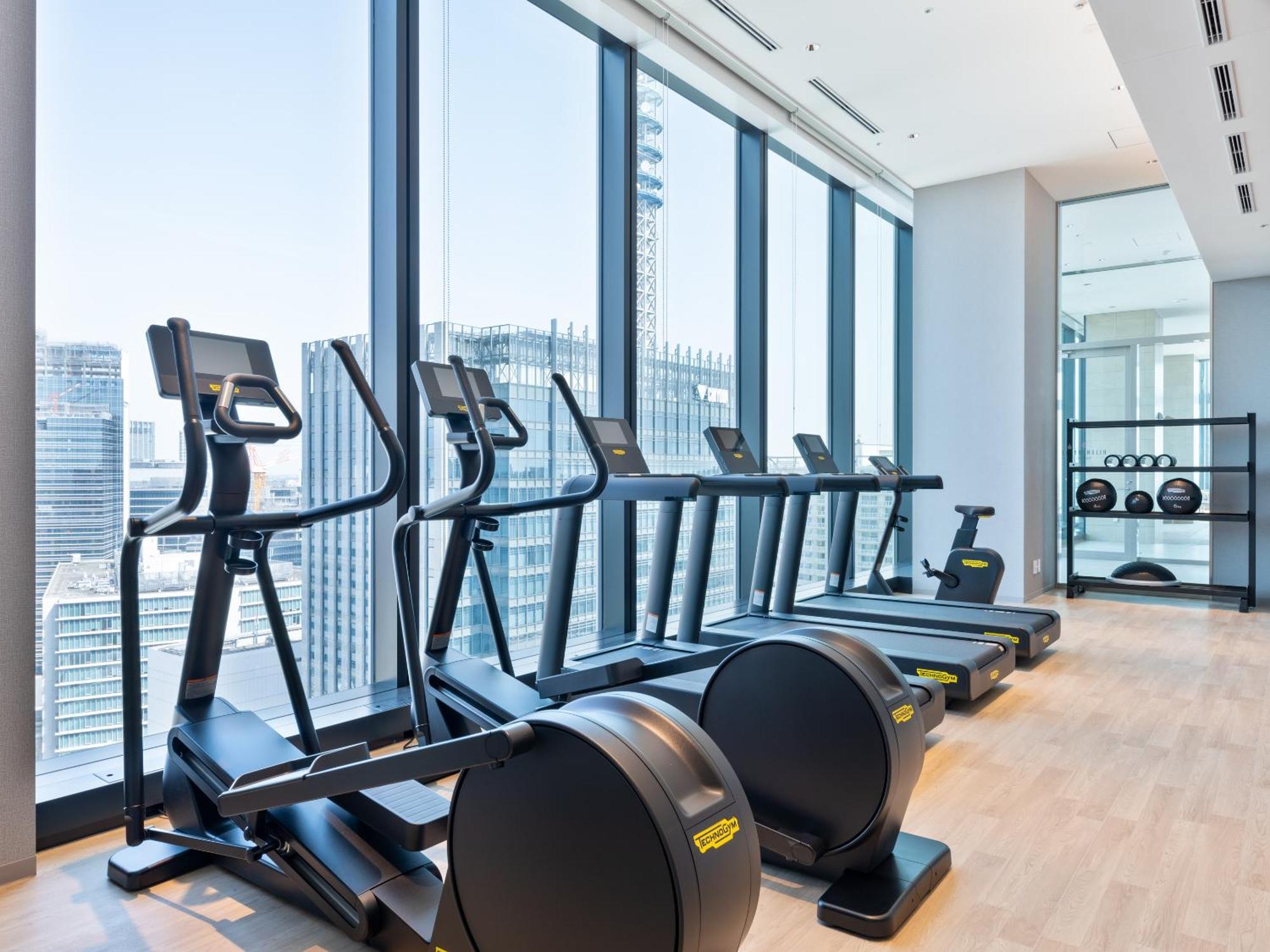Mitsui Garden Hotel Yokohama Minatomirai Premier Dış mekan fotoğraf The gym at the 108