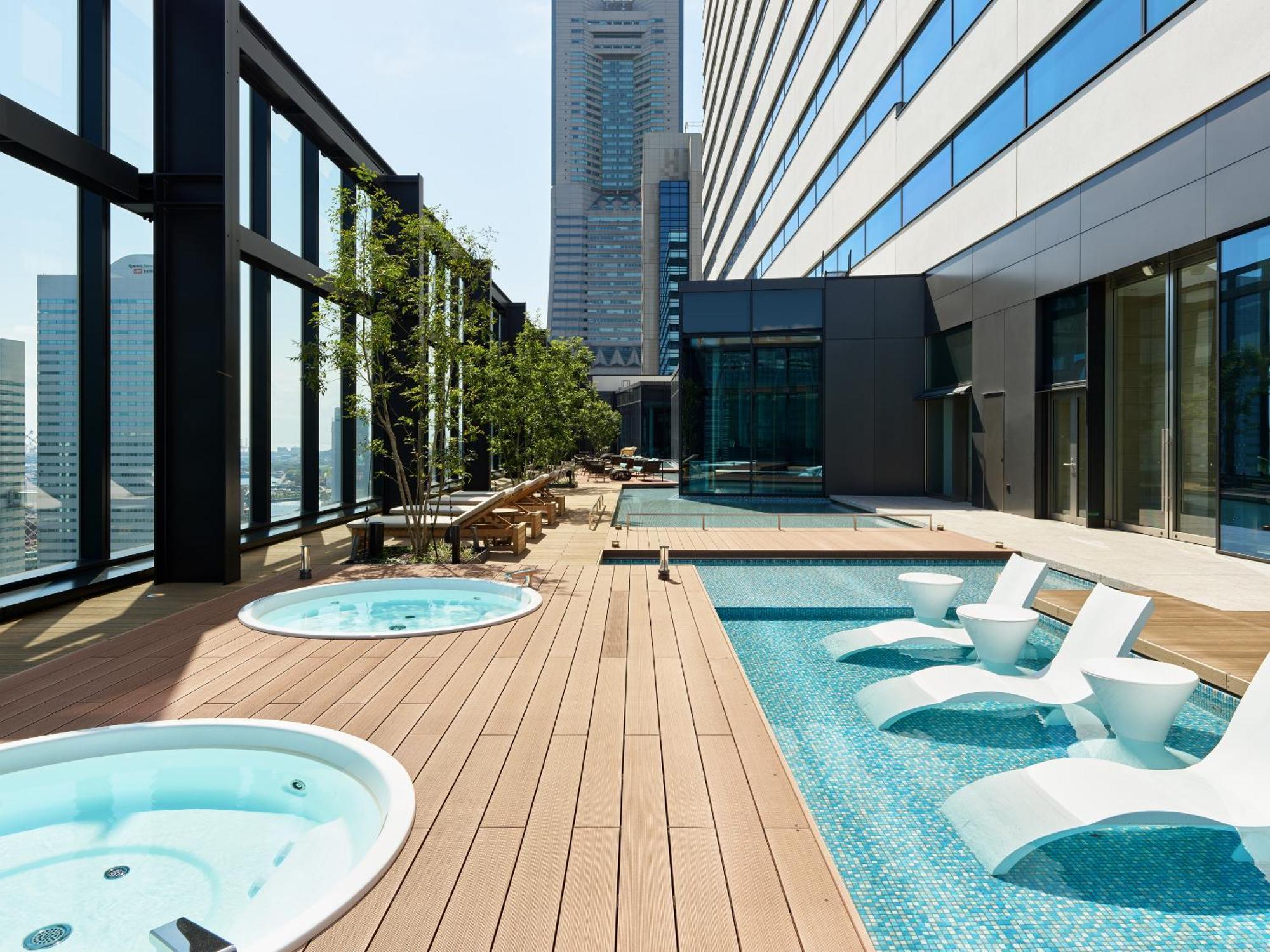 Mitsui Garden Hotel Yokohama Minatomirai Premier Dış mekan fotoğraf The rooftop pool at the hotel